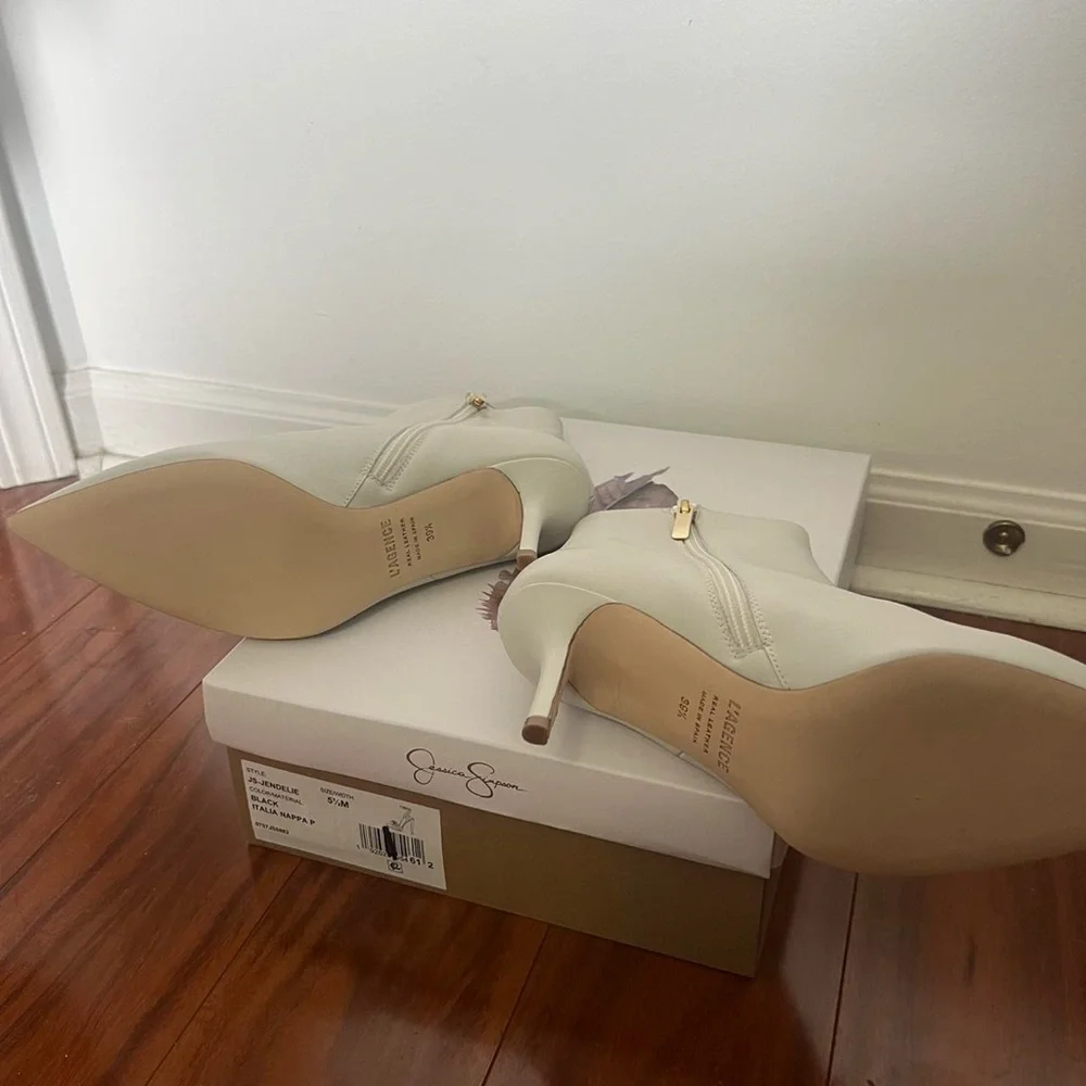 NWOT Jessica Simpson Ivory Leather Pointed-Toe Ankle Boots Careerwear Office - Picture 5 of 5